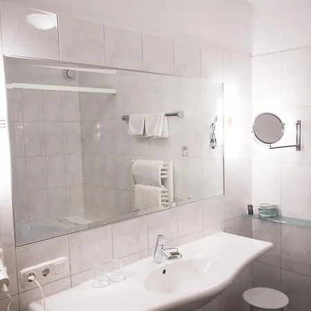מלון Parkhotel Tristachersee 4*